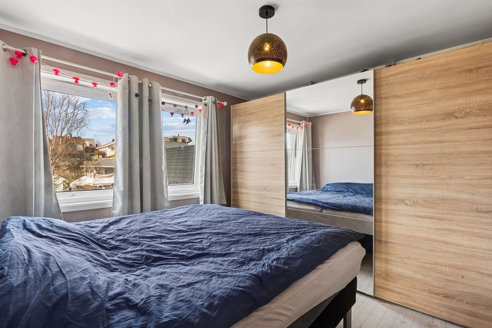 Soverom 1 er romslig med moderne skyvedørsgarderobe Galleribilde