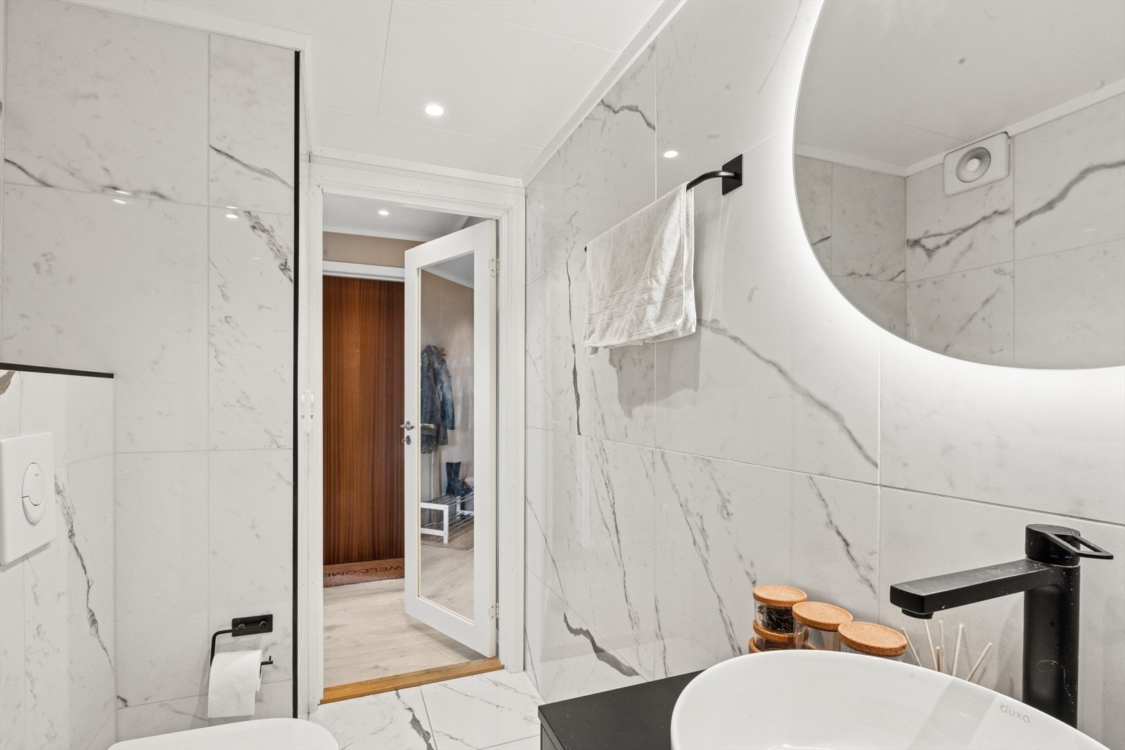 På badet er det moderne storformatfliser på gulvet med behagelig gulvvarme. Galleribilde