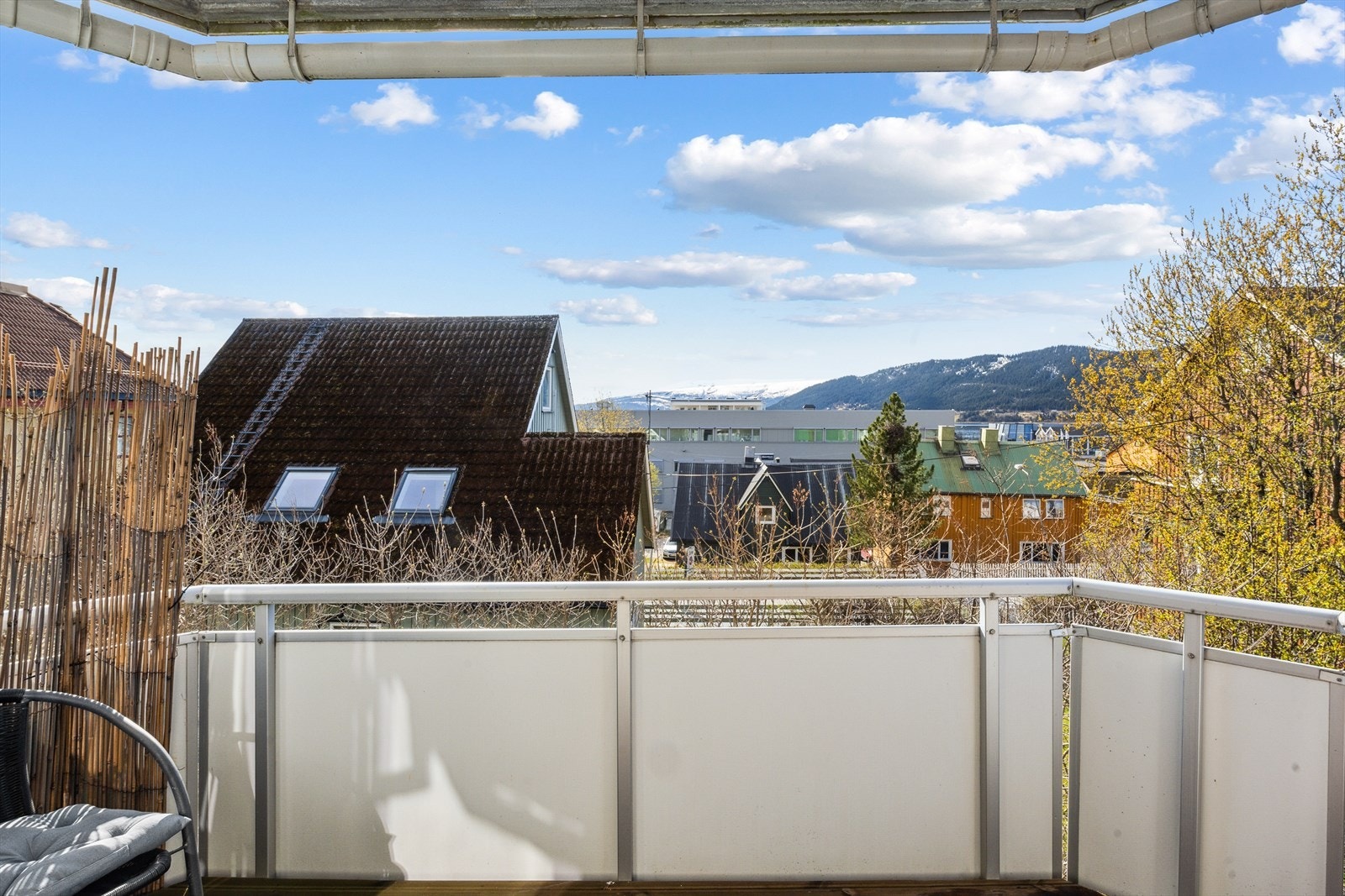 Her har du plass til en hyggelig sittegruppe der du kan nyte selv nordnorske sommerdager. Galleribilde