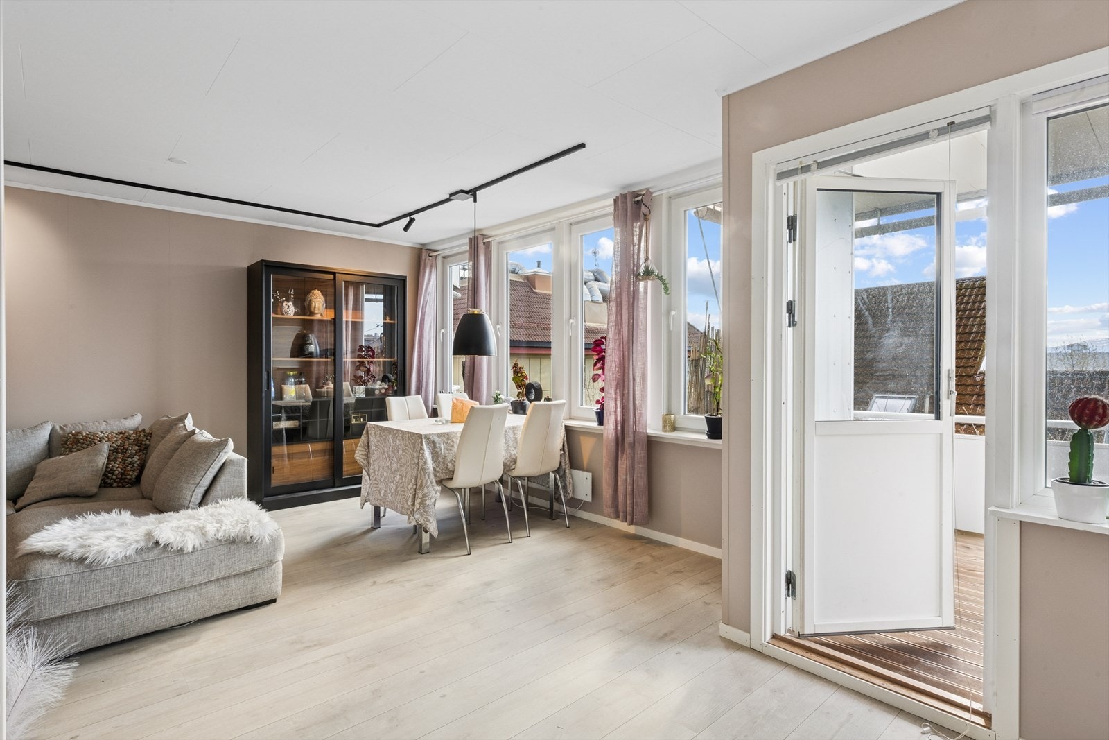 Rommet har fint lysinnslipp fra vinduene og har en møbleringsvennlig planløsning. Galleribilde