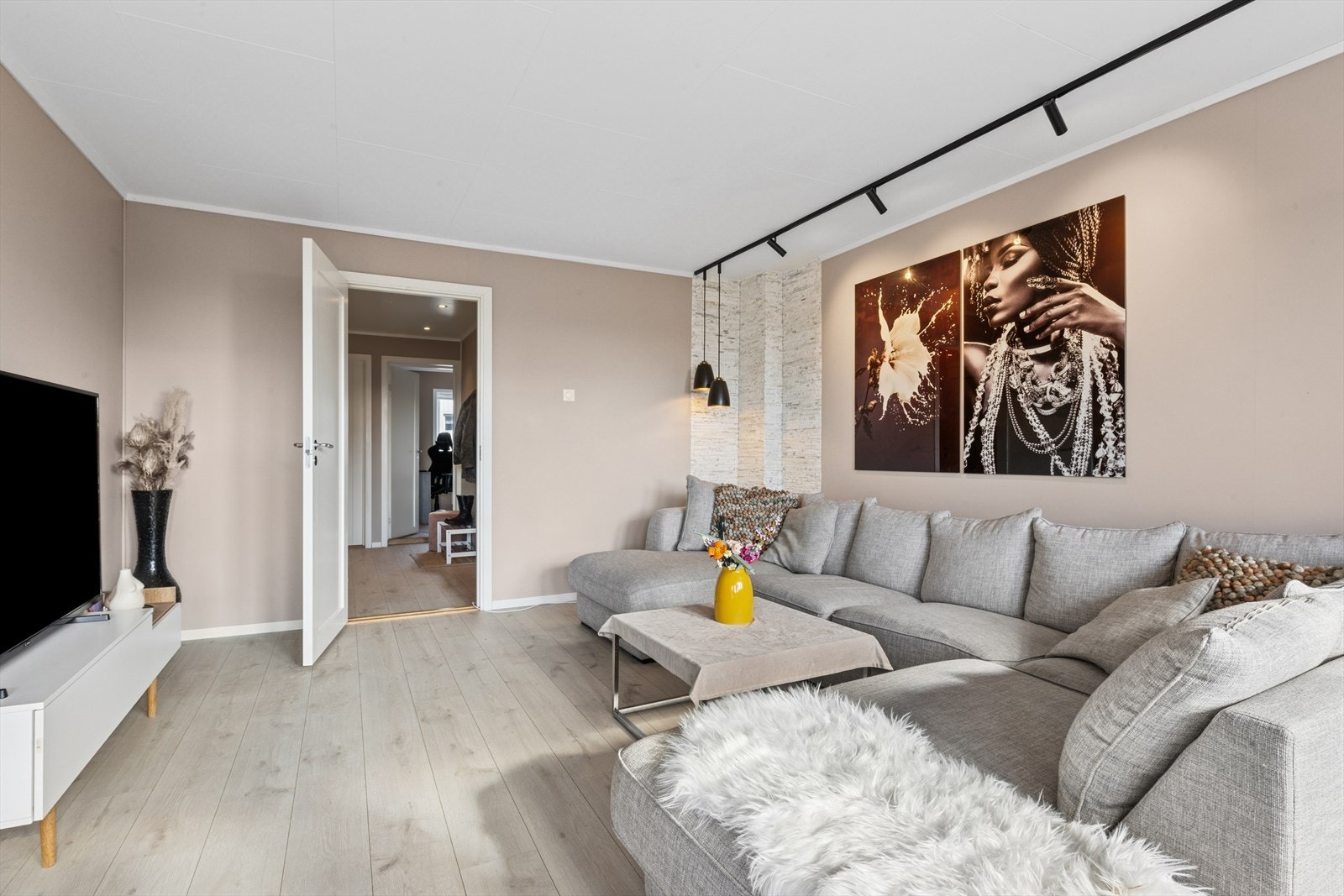 Her finner du plass for sofa, bord og tv-møblement i tillegg til et spisebord. Galleribilde