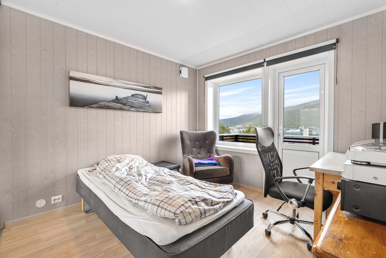 Soverom 2 - God plass her og, med utgang til egen balkong.