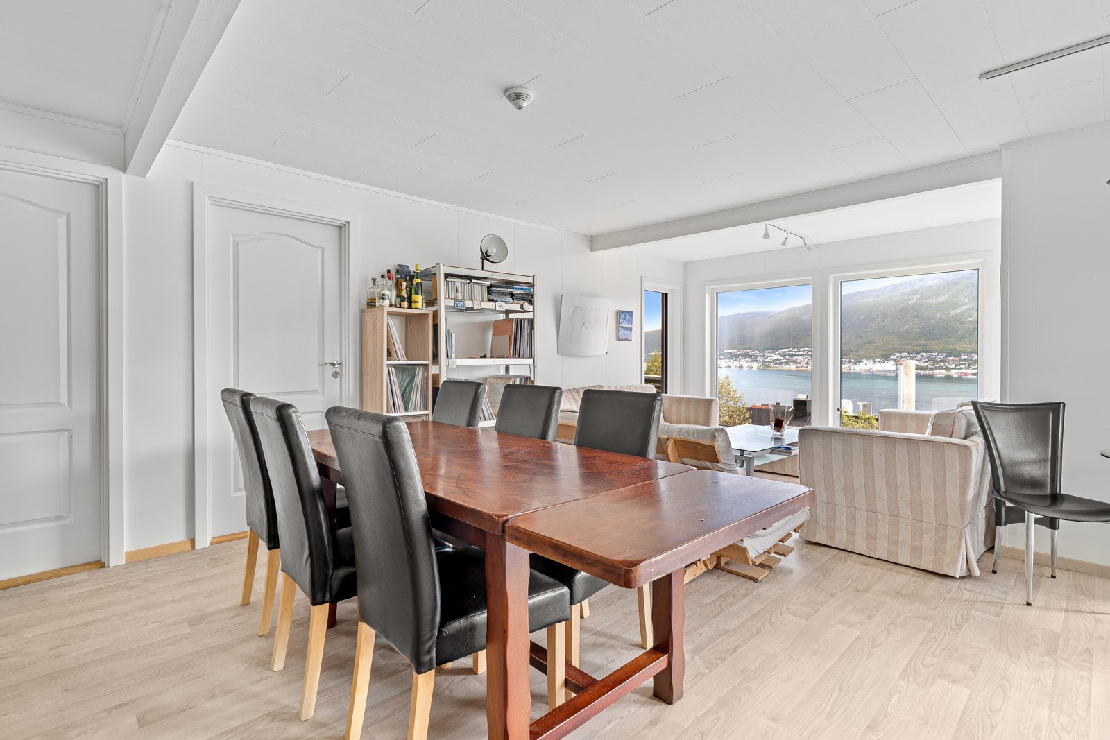 God plass til stort spisebord