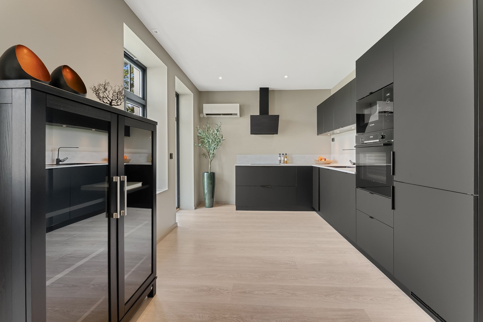 Lekker kjøkken med integrerte hvitevarer. Galleribilde