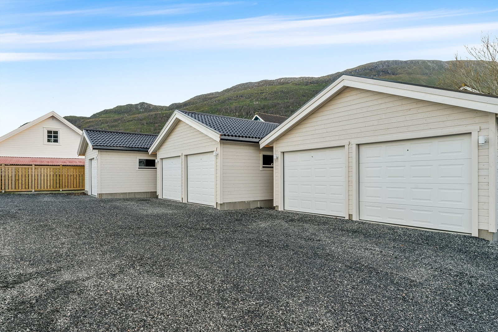 Garasje med plass til bod i bakkant. Galleribilde