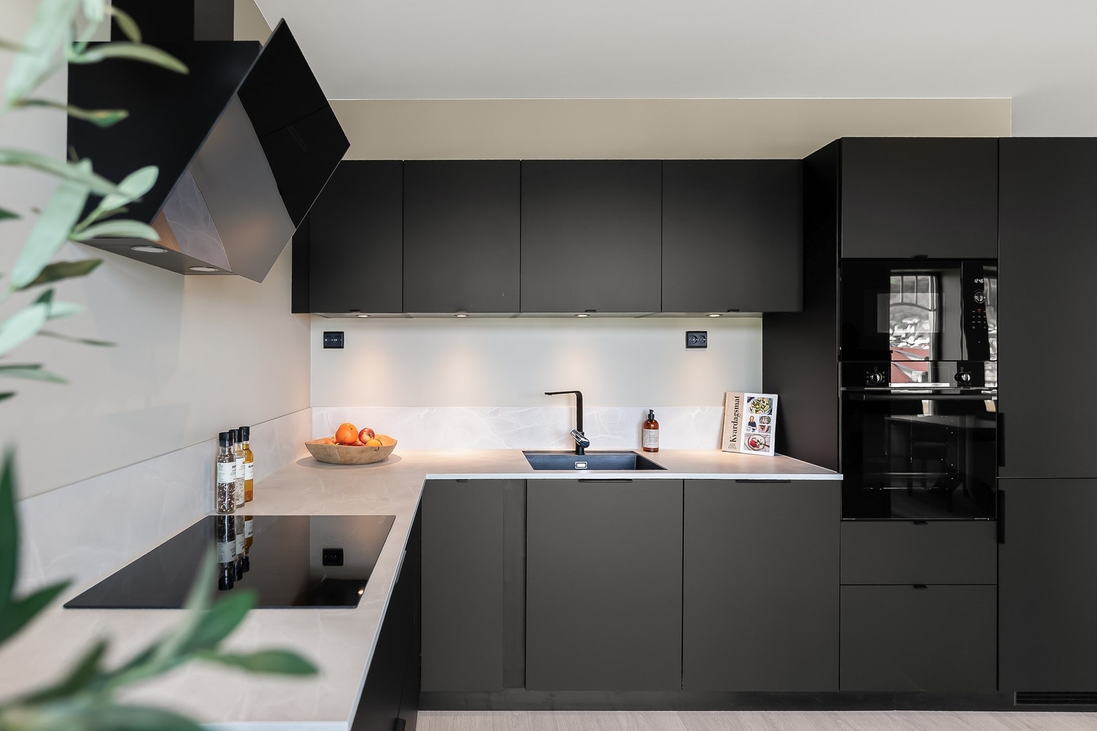 Bra med skap-og benkeplass. Galleribilde