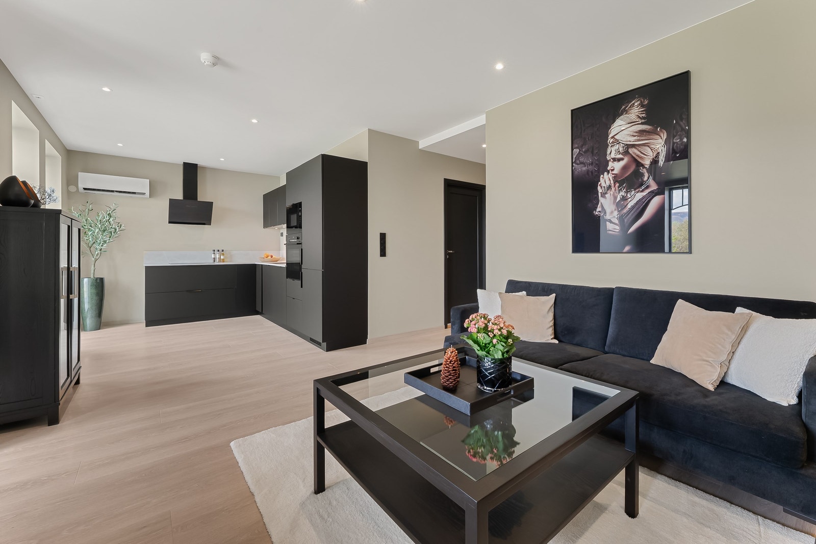 Åpen løsning mellom stue og kjøkken. Galleribilde