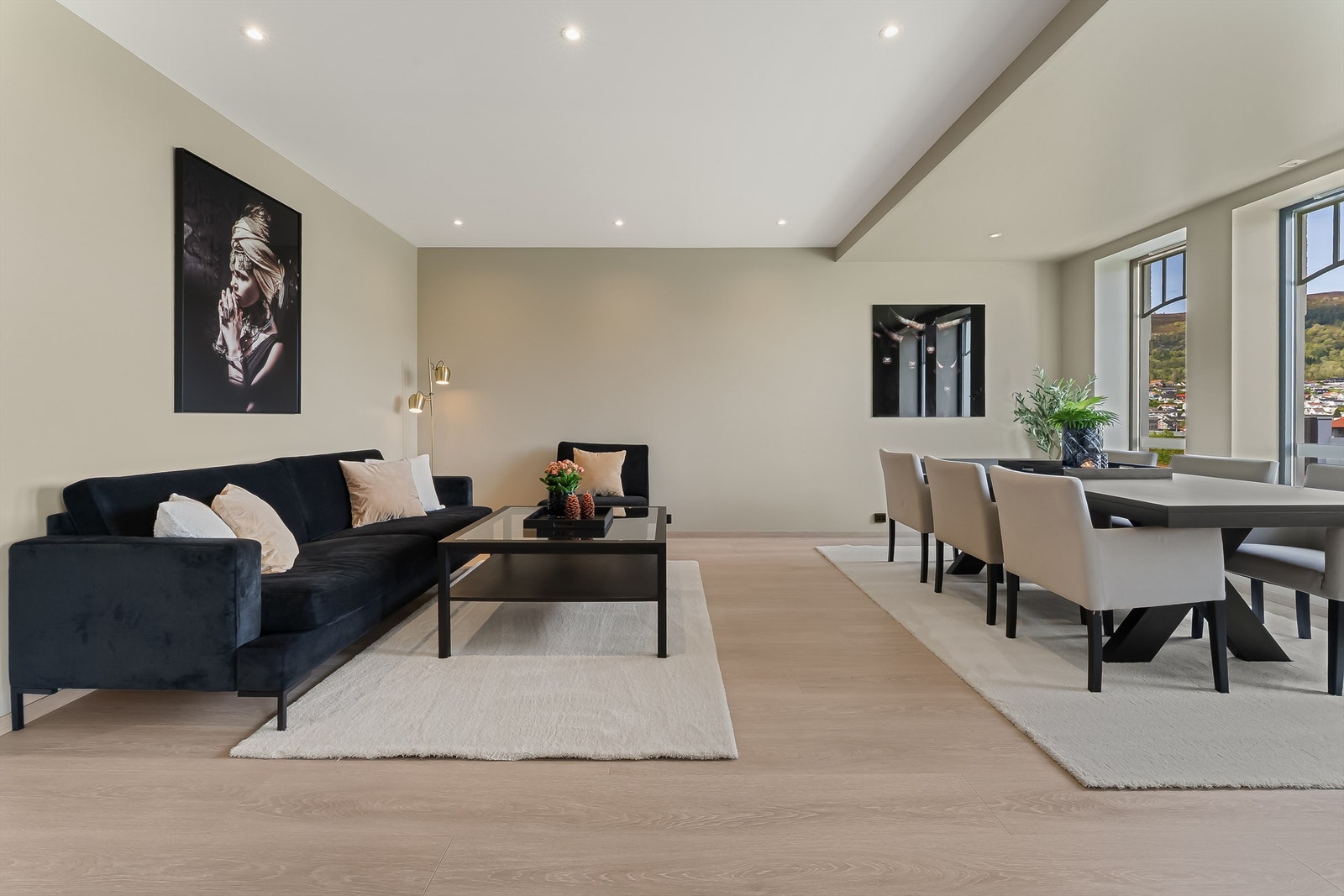 Stue med store vinduer og nydelig utsikt. Galleribilde