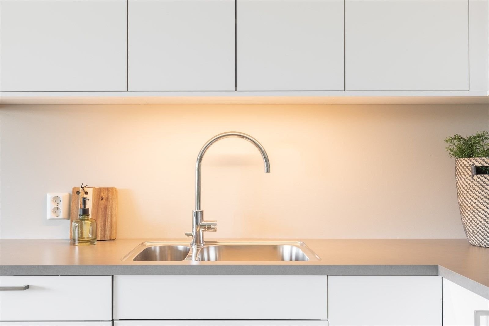 Innredning er fra Marbodal med glatte fronter og laminat benkeplate. Galleribilde