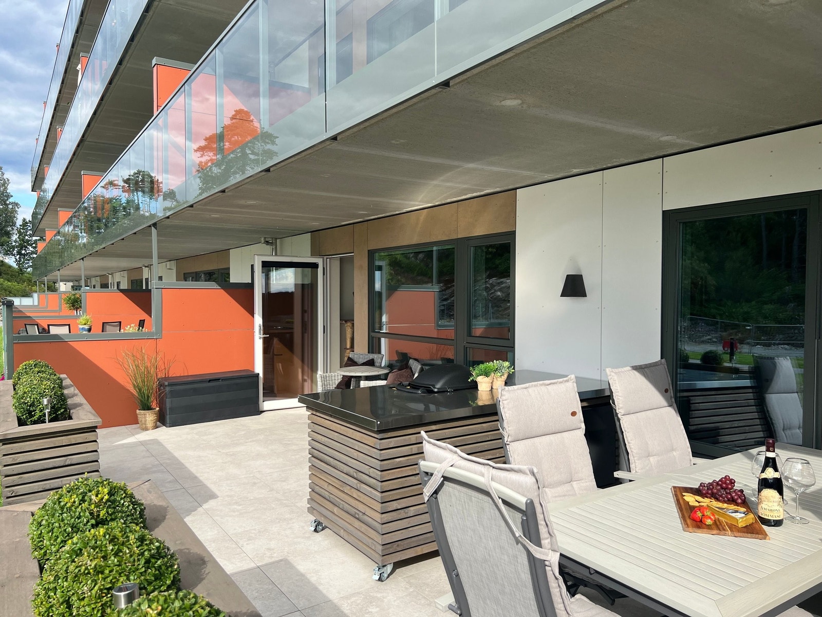 Nydelig flislagt terrasse på hele 28 m² God plass til spisegruppe og mye mer! Galleribilde