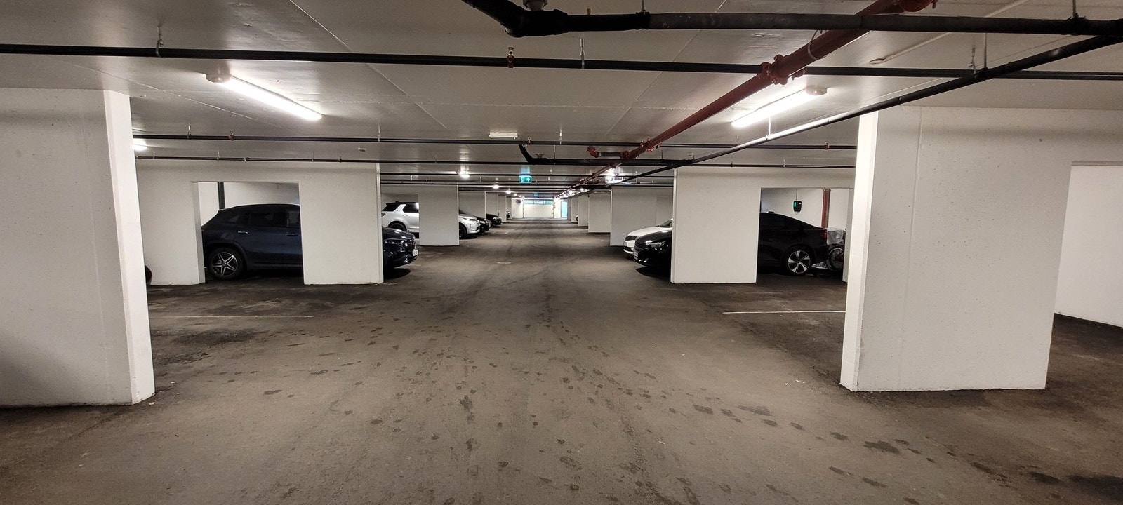 Egen parkeringsplass i garasje med el-bil lader. Det er også heis fra garasjen. Galleribilde