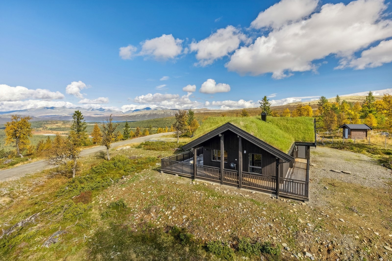 Eiendommen har en fantastisk utsikt mot Rondane i nord og Jotunheimen i vest. Galleribilde