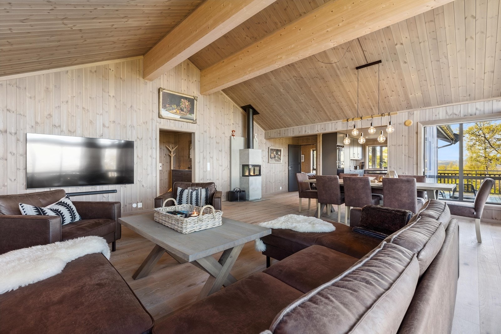 Stuen er romslig, og har god plass til flere møbleringsmuligheter for å skape den stuen du selv ønsker. Galleribilde