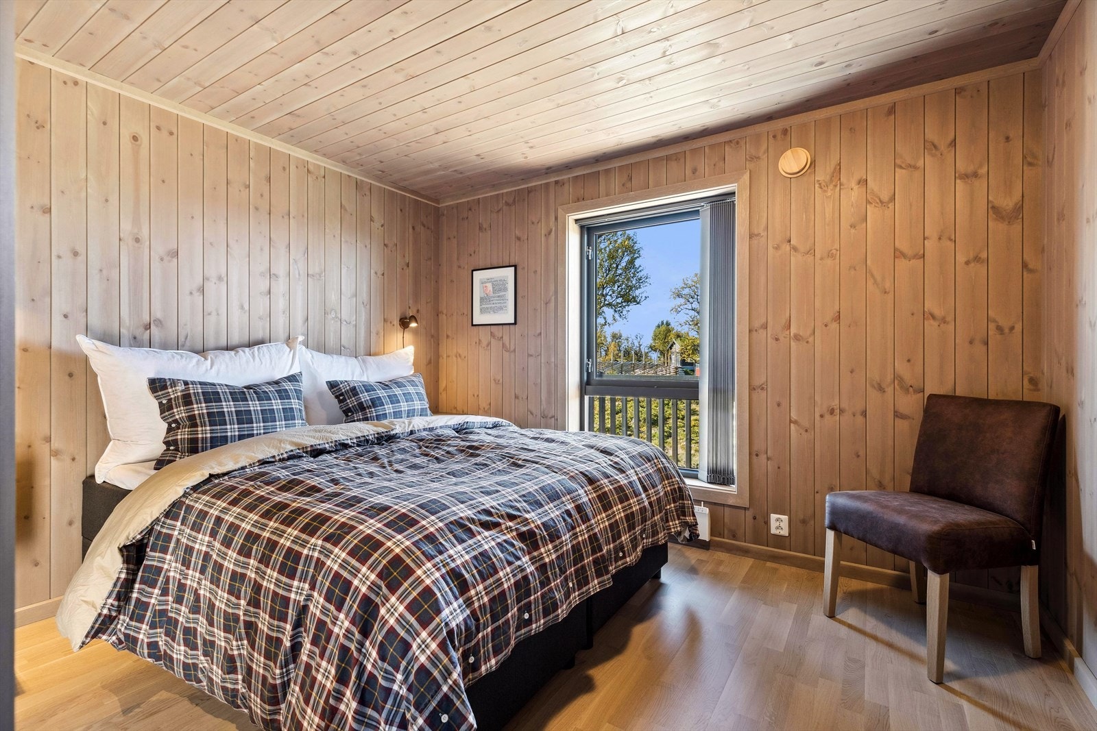 Hytta byr på tre romslige soverom, alle med plass til stor seng og tilhørende møblement. Galleribilde