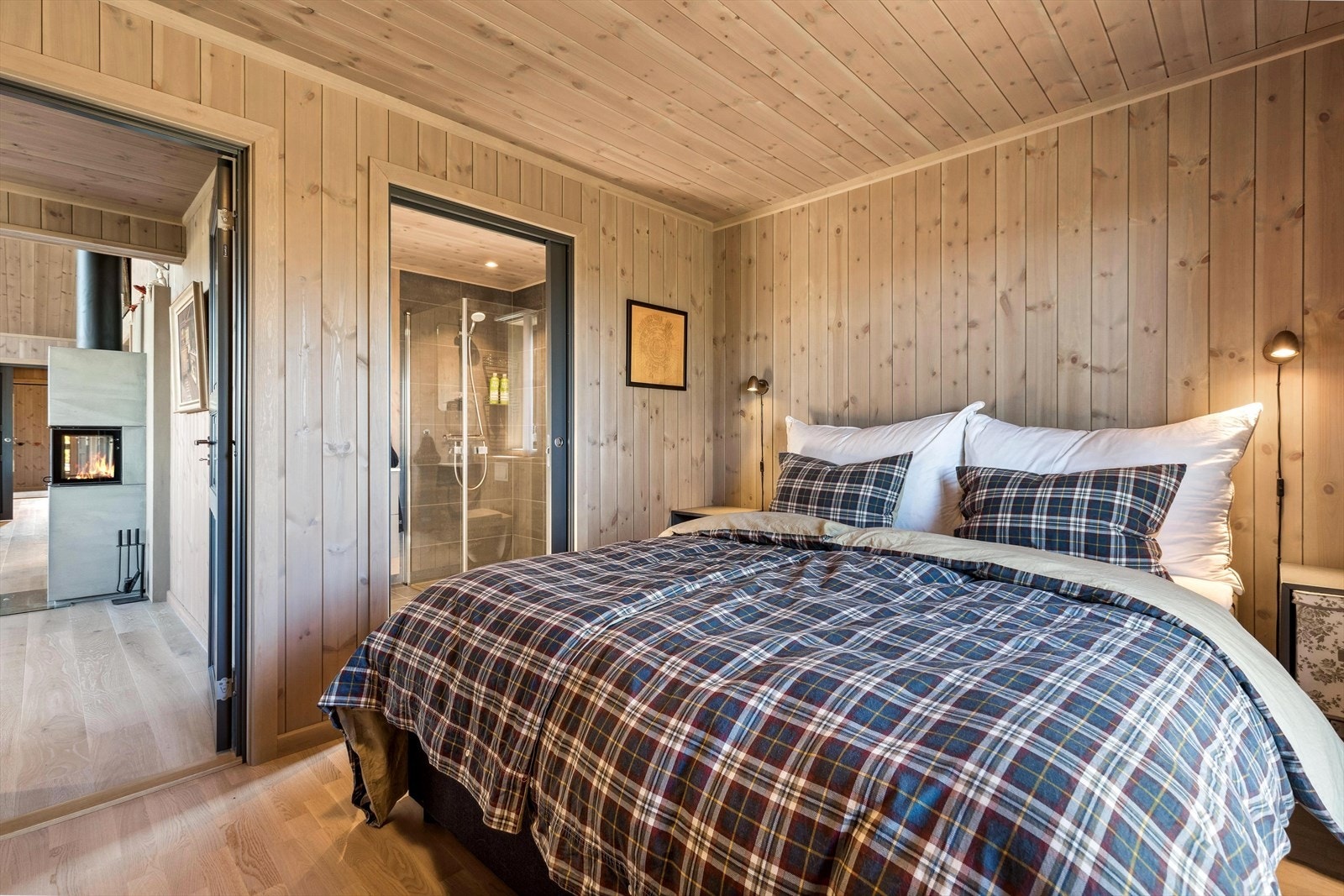 Hovedsoverommet har eget bad med direkte inngang. Galleribilde