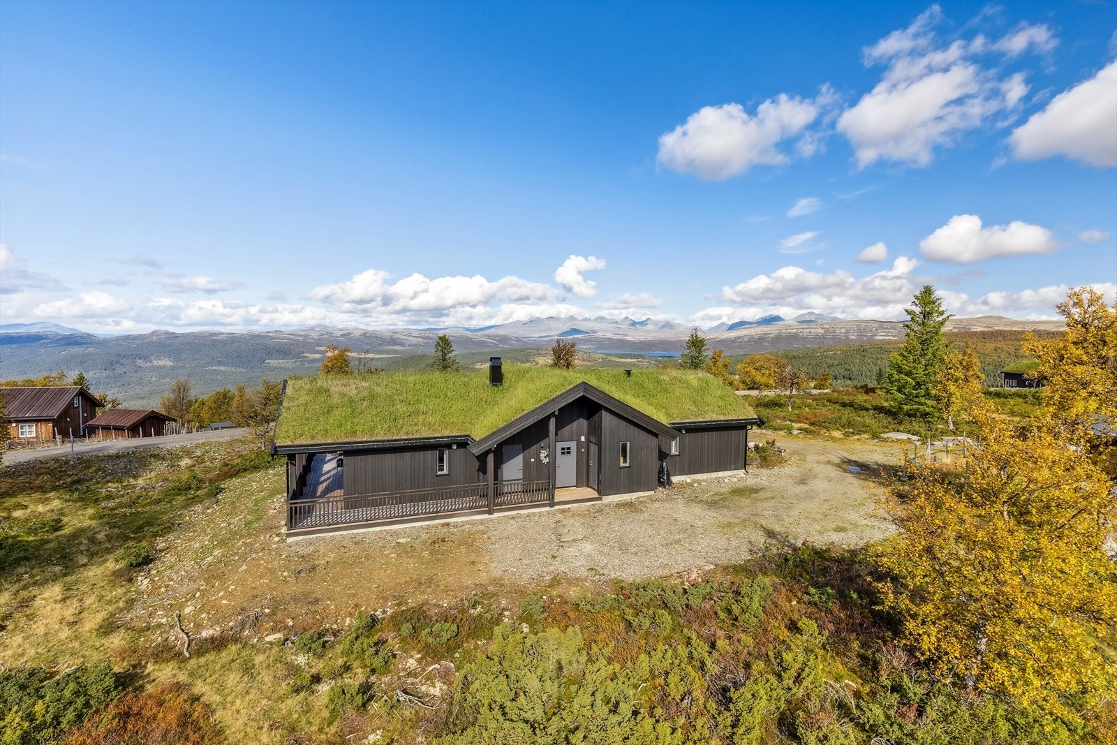 Hytta ligger i et veletablert hyttefelt på Kvamsfjellet med en svært naturskjønn beliggenhet. Området har et godt skiløypenett på vinteren og gode turforhold om sommeren. Galleribilde