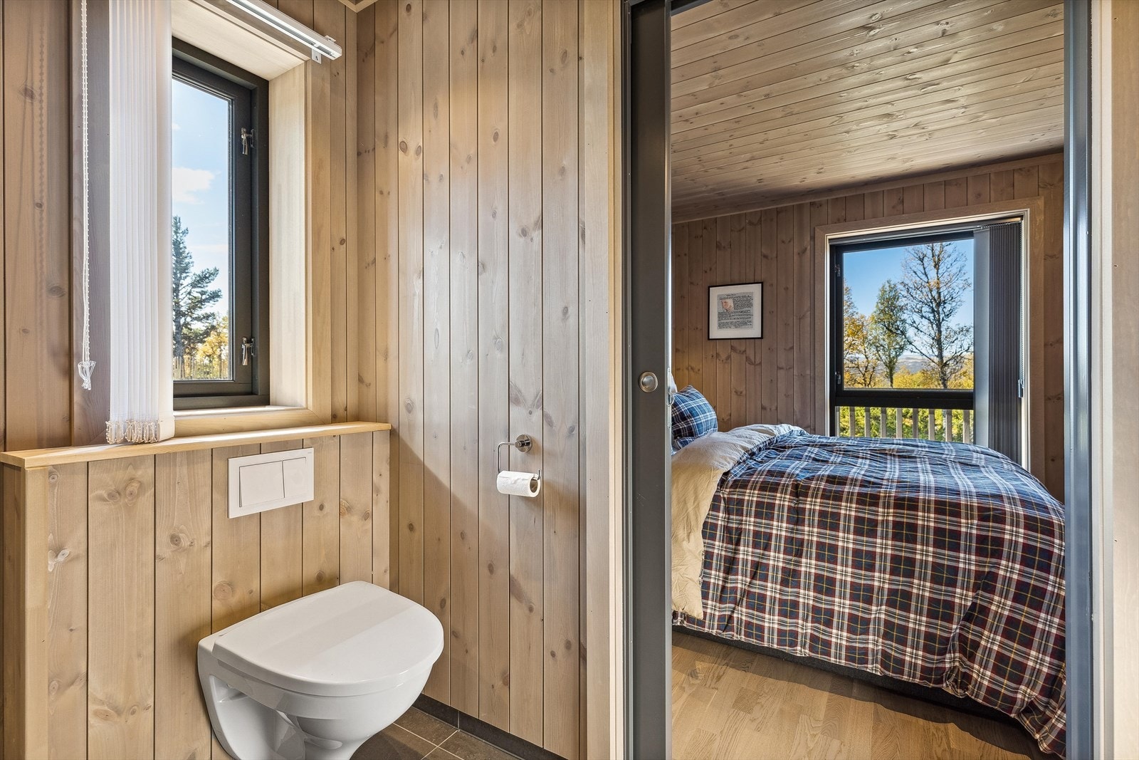 Badet har flislagt gulv med varmekabler. Galleribilde