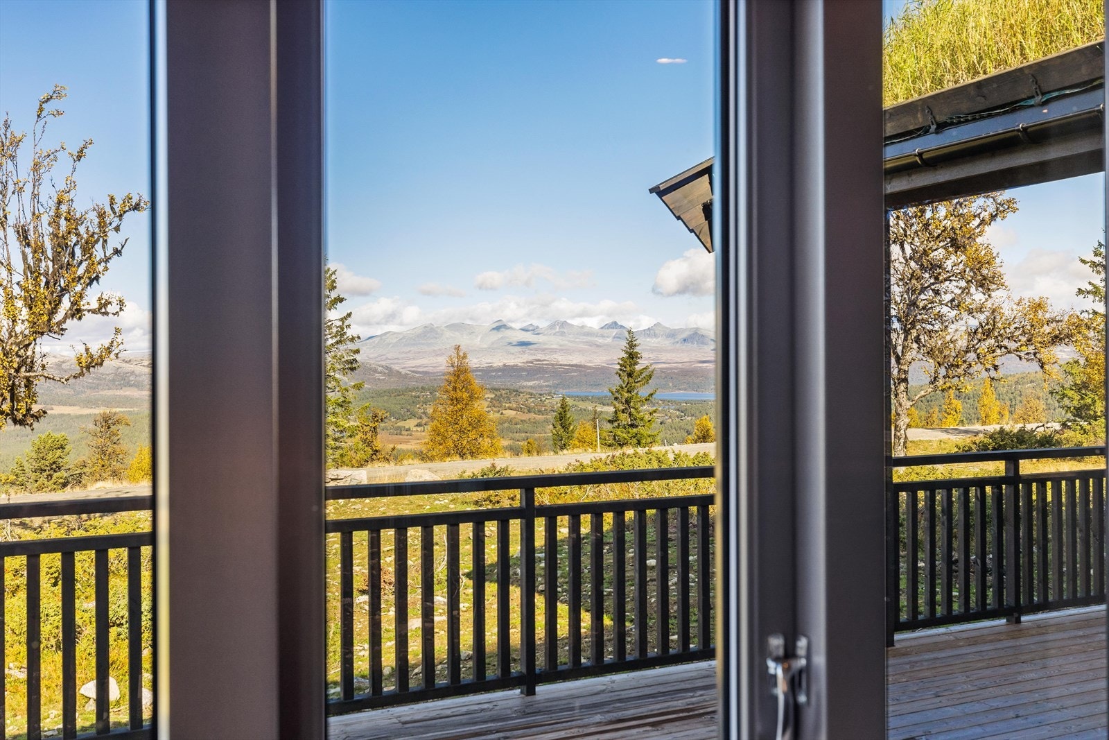 Den fantastiske utsikten kan fint nytes fra både sofakroken eller ute fra terrassen. Galleribilde