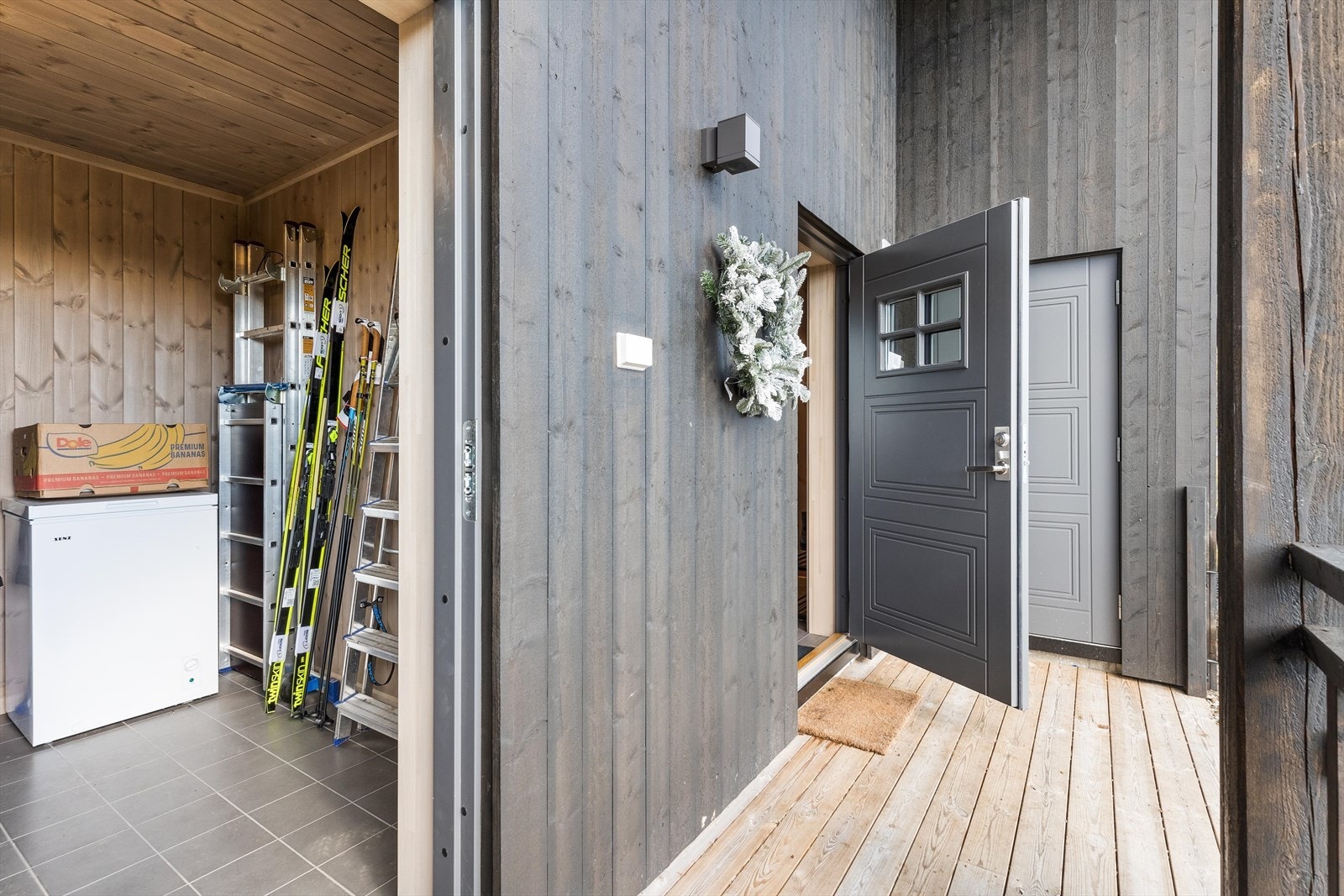 Overbygd inngangsparti med bod på hver side, praktisk beliggenhet med god plass til diverse oppbevaring. Galleribilde