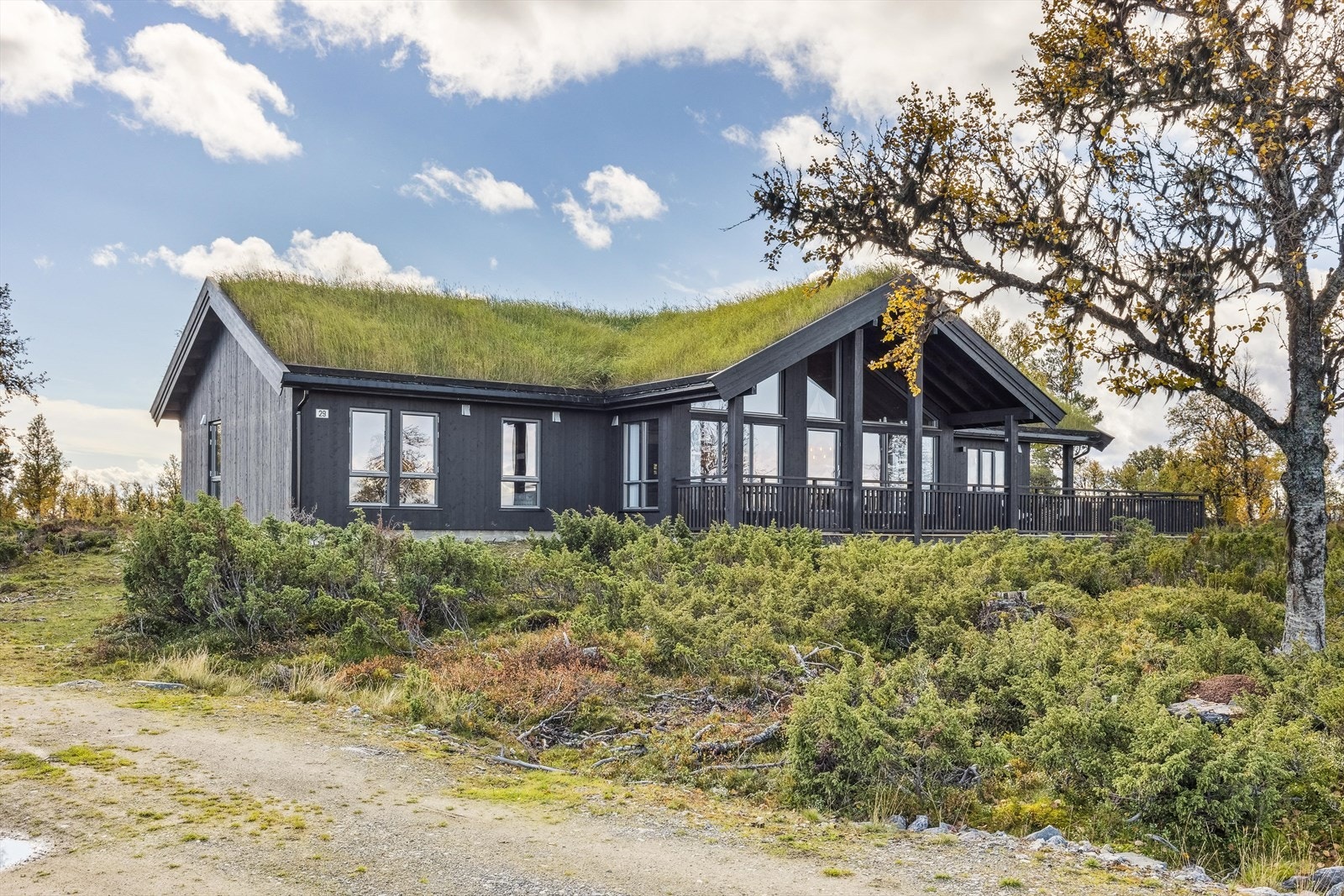 DNB Eiendom v/ Ingrid Sunniva Bungum har gleden av å presentere Låvåshaugråket 29! Sommerbilde- før det ble satt opp skigard Galleribilde