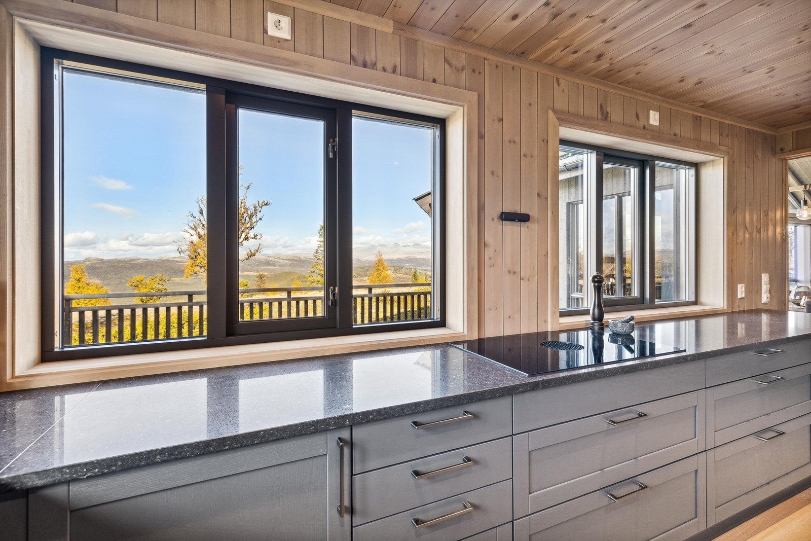 Kjøkkenet har gode lyskilder og flott utsikt gjennom flere vinduer. Galleribilde