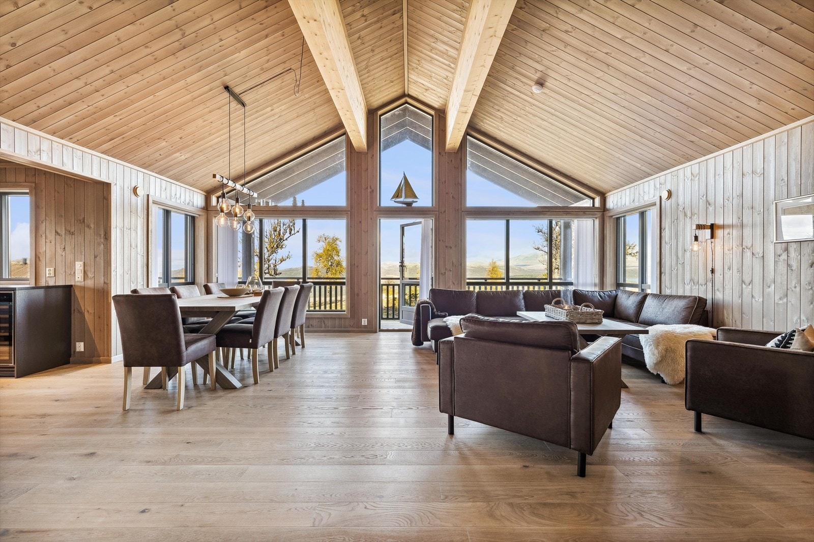 Stuen har flere vindusflater som slipper inn mye naturlig lys, meget for takhøyde og skaper en god atmosfære i rommet. Galleribilde