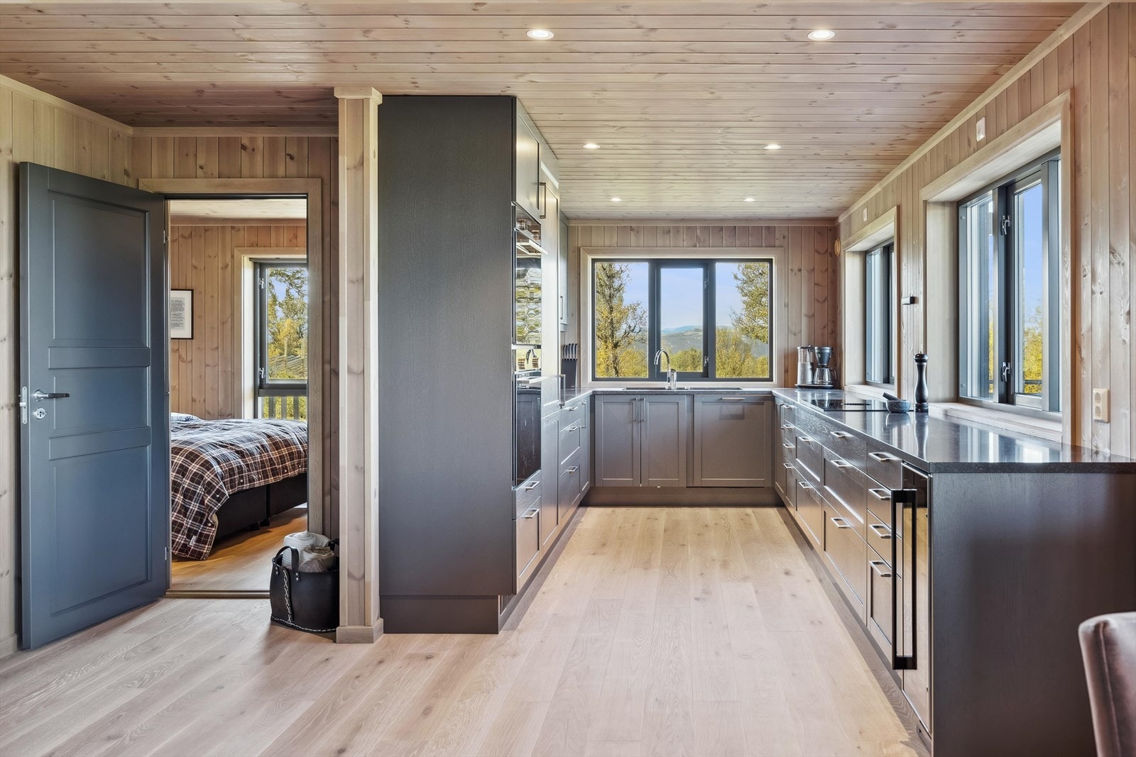 Kjøkkenet ligger i delvis åpning til stuen, som gjør rommet mer sosialt ved besøk. Kjøkkenet er innredet i en praktisk form med godt med skap- og oppbevaringsplass. Galleribilde