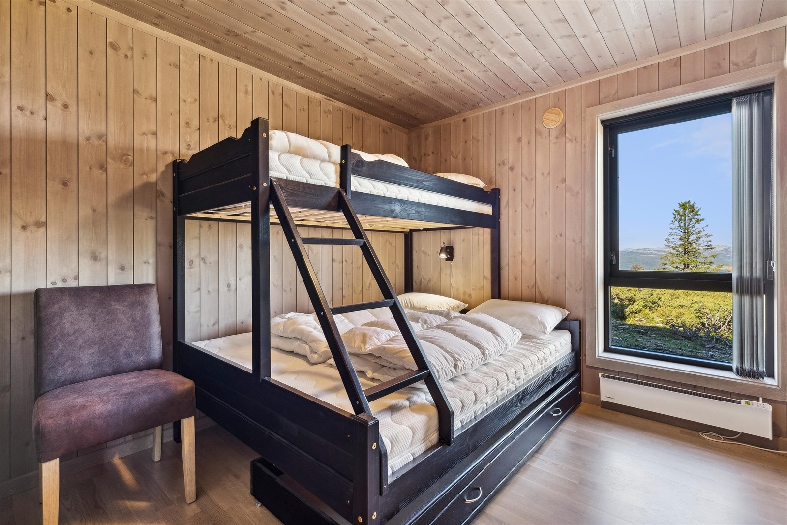 Det er fint lysinnslipp til rommene fra vinduene og man kan nyte naturskjønn utsikt. Galleribilde