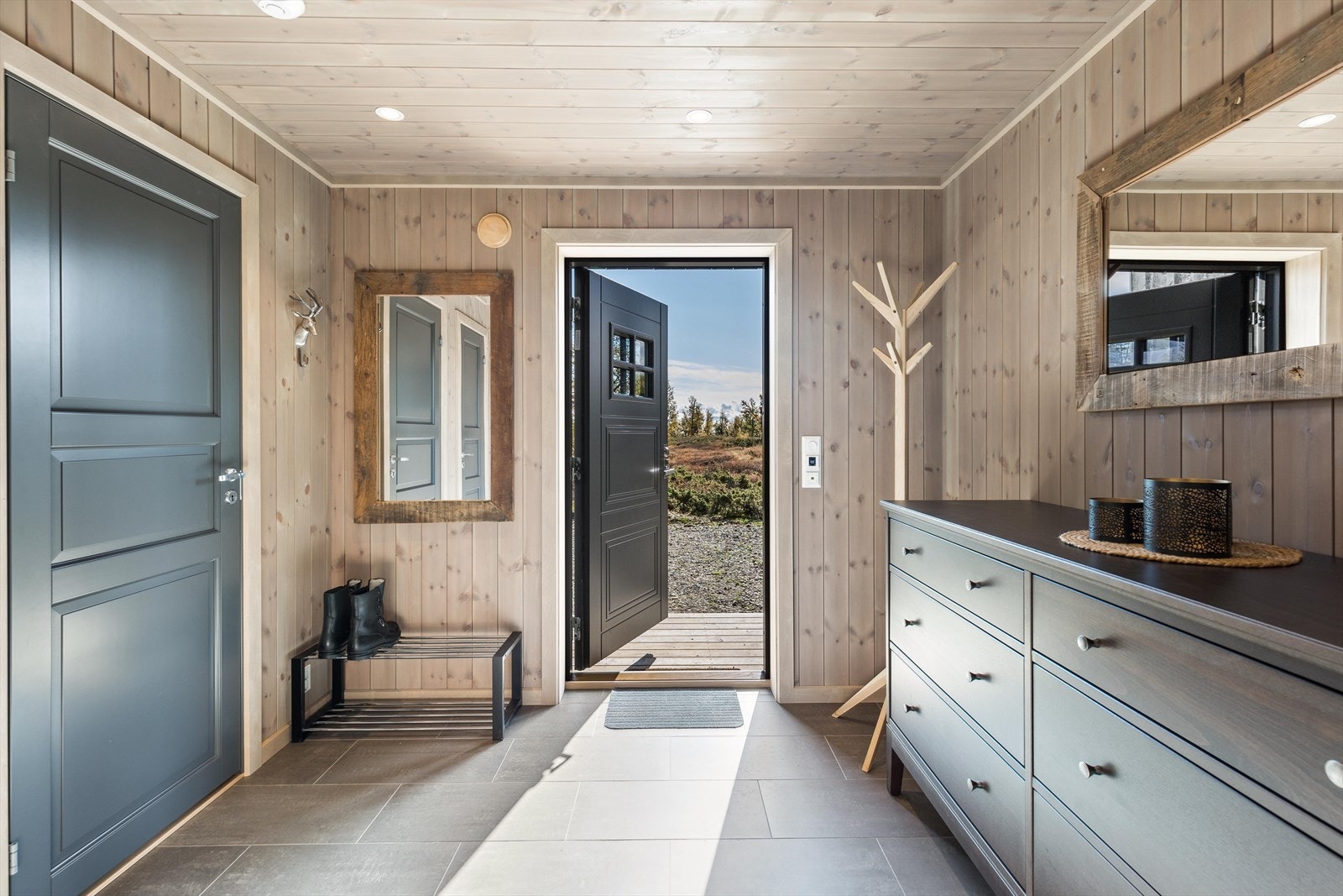 Velkommen inn - her ønskes du velkommen inn i romslig. flislagt entré med plass til å henge fra seg ytterklær. Galleribilde