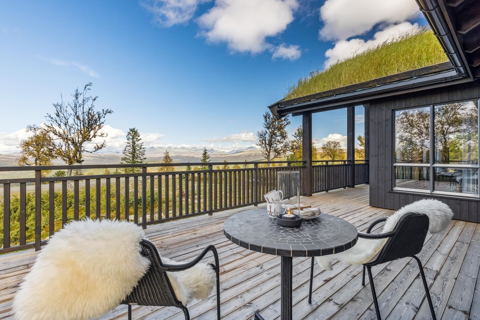 Fra stuen er det utgang til terrassen hvor du kan nyte gode solforhold, året rundt. Galleribilde