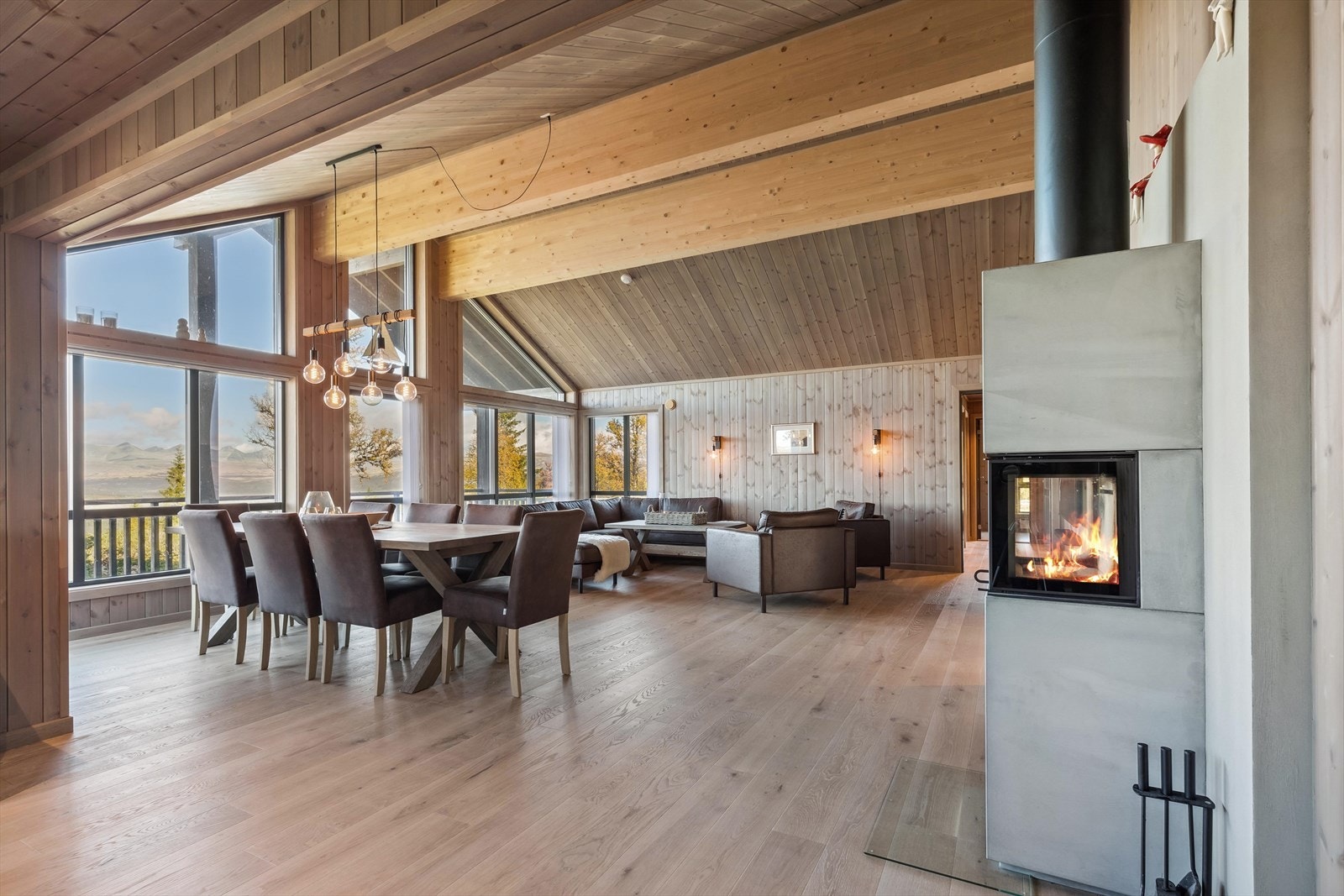 Det er peis i stuen som avgir god varme og er et fint element i rommet. Galleribilde