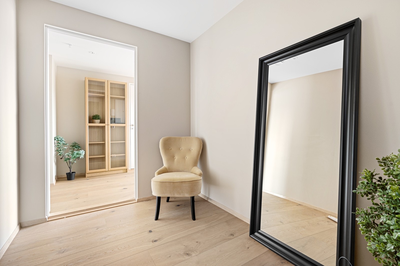 Praktisk innbydene gang med god plass til garderobeløsning Galleribilde