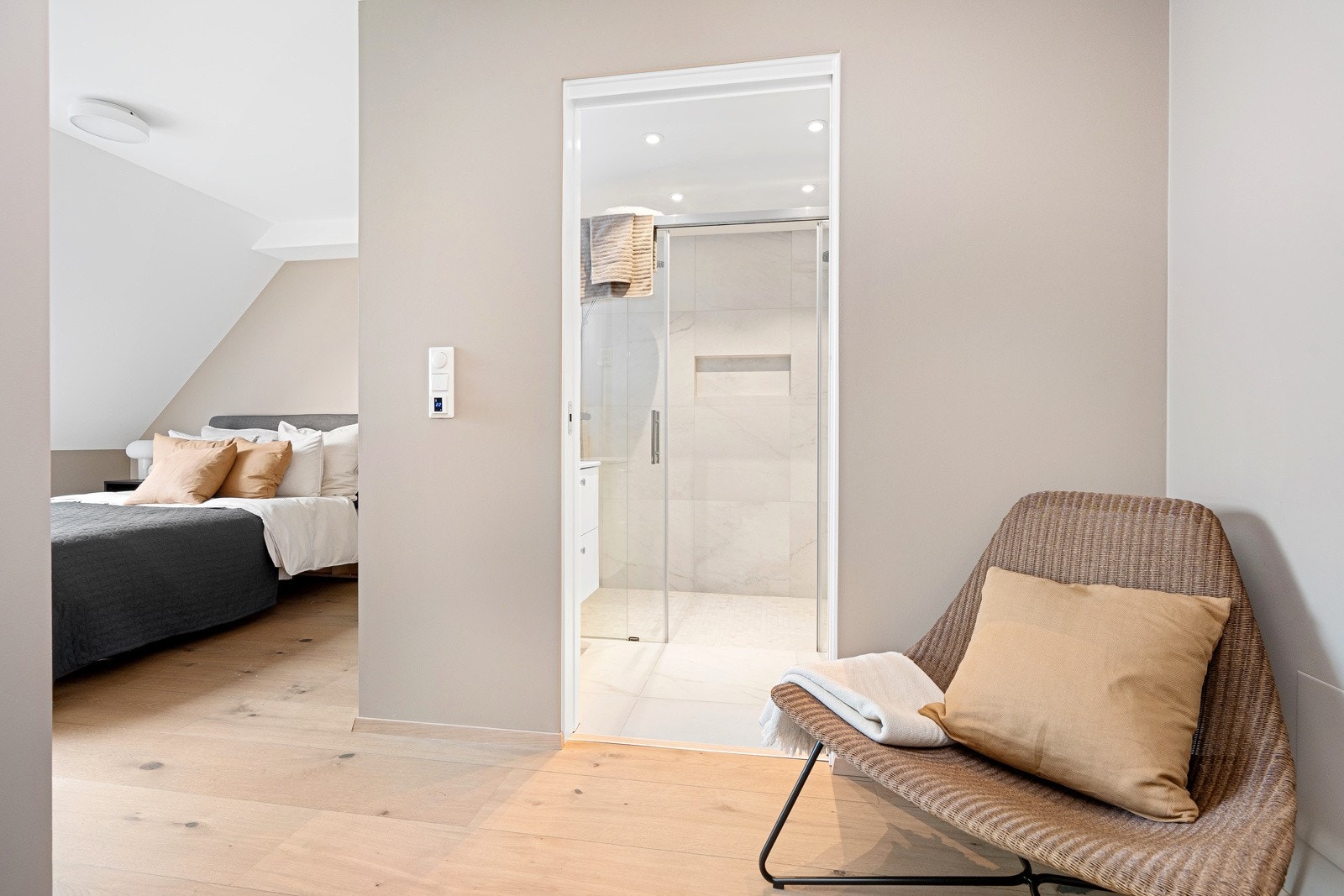 Hovedsoverommet har eget bad og oppleves som en suite Galleribilde