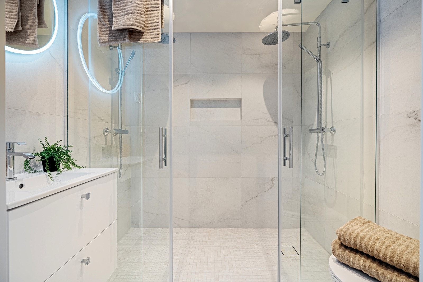 Flott påkostet bad med dobbeldusj Galleribilde