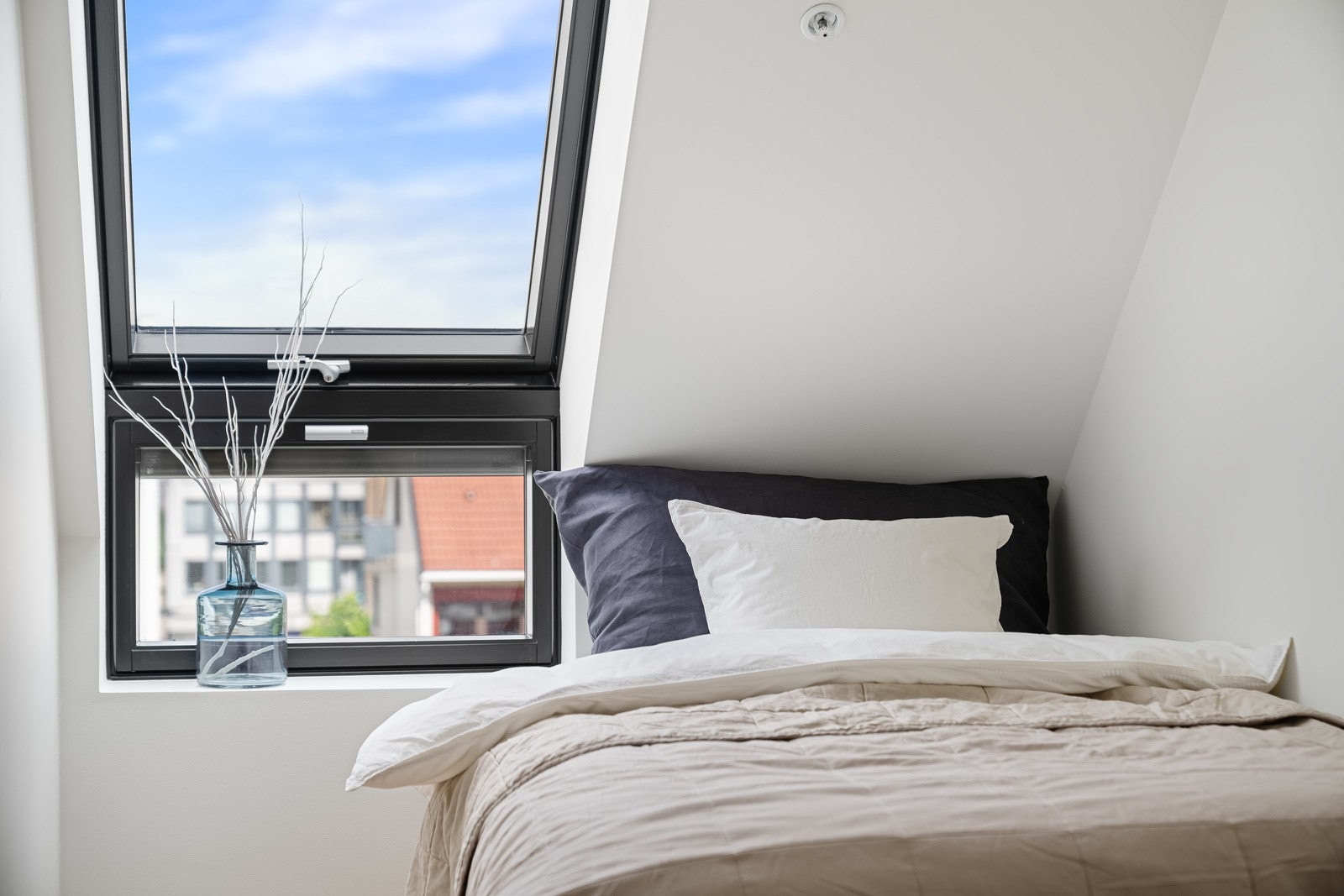 Soverommet har også plass til skrivepult Galleribilde