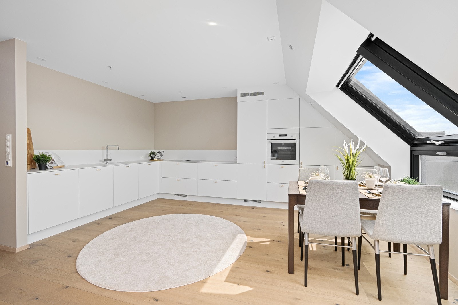 Stort praktisk Strai kjøkken Galleribilde