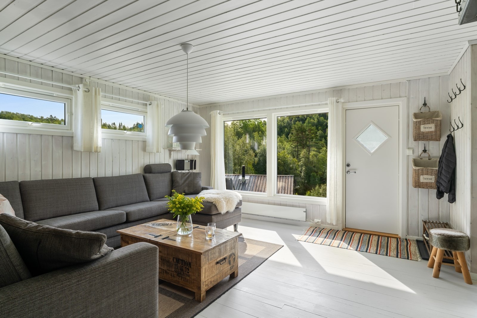 Entre, tidligere inngang er delvis tatt inn i stue/kjøkkendel og omgjort til bod. Galleribilde