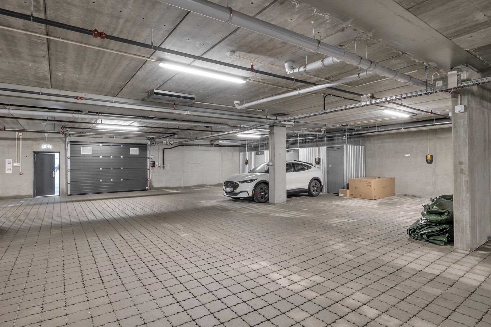 Fast parkeringsplass i garasjeanlegg i underetasjen. Galleribilde