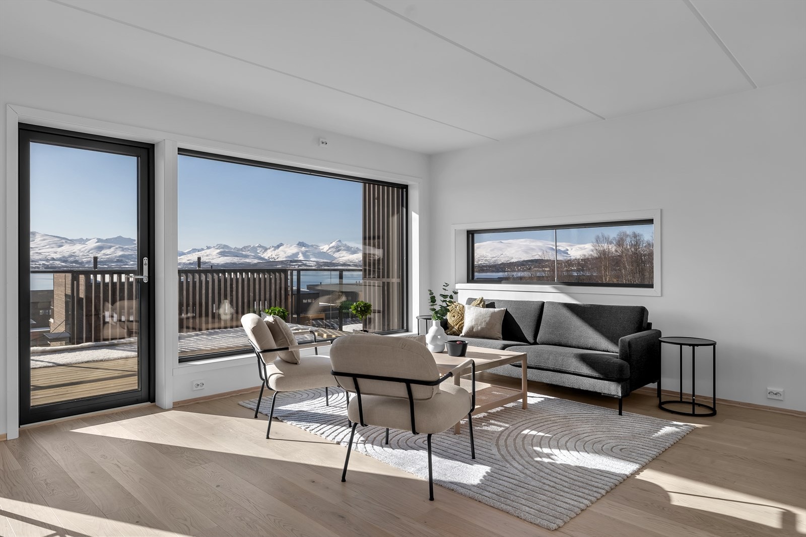 Stue med utgang til stor terrasse - vannbåren gulvvarme og en-stavs parkett Galleribilde