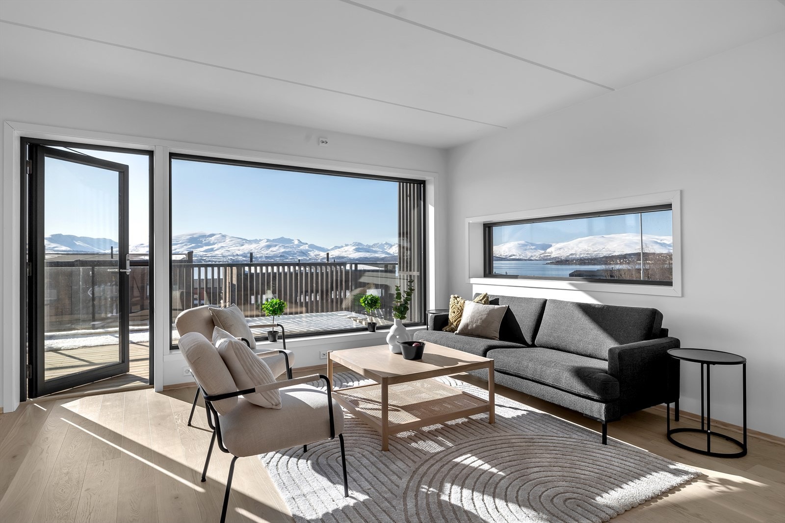 Nydelig utsikt mot fjell og sund og Sydspissen av Tromsøya. Galleribilde