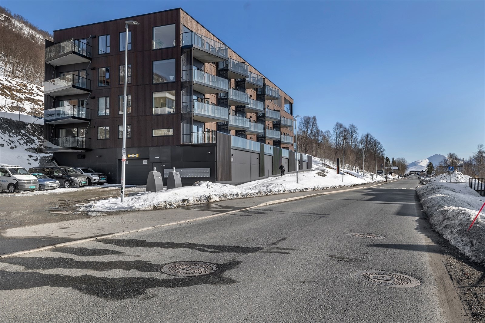 Solstrandvegen er busstrasé med hyppig avgang til sentrum. Galleribilde