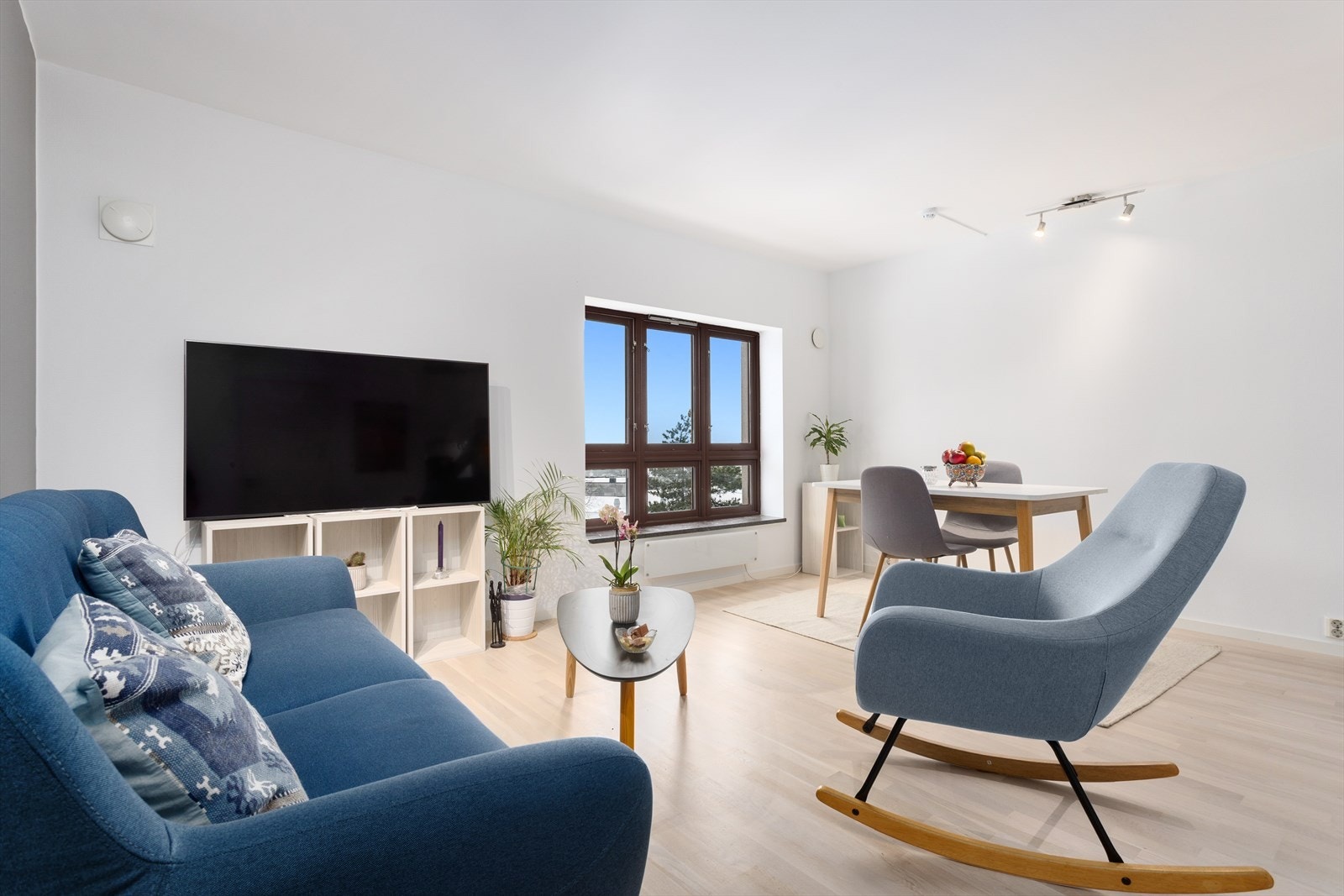 Vindusflater som slipper inn rikelig med dagslys. Galleribilde