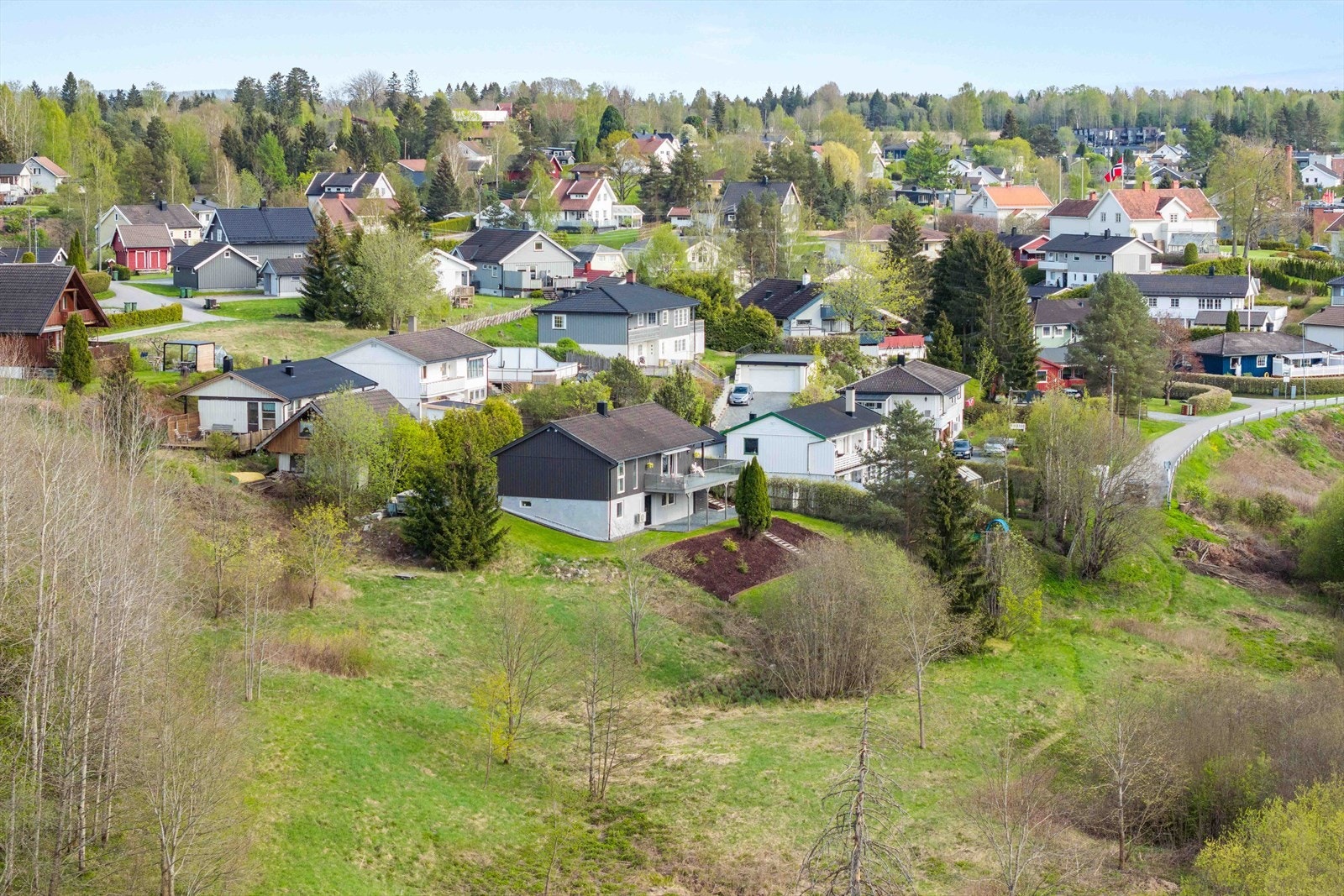 Nærhet til flotte friluftsområder langs Leira, som byr på fine turområder og flotte fiskemuligheter. Galleribilde