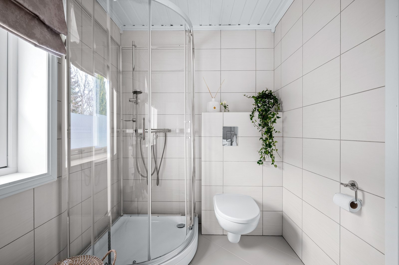 Bad i 1. etasje har fliser på vegger og gulv med gulvvarme. Galleribilde