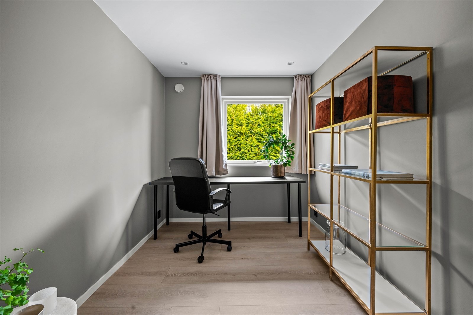 Boligen har totalt 3 soverom, hvor et ligger i 1. etasje og 2 ligger i underetasjen. Soverommet i 1. etasje har plass til seng og annet ønsket møblemtent og passer utmerket som barne/gjesterom. Galleribilde