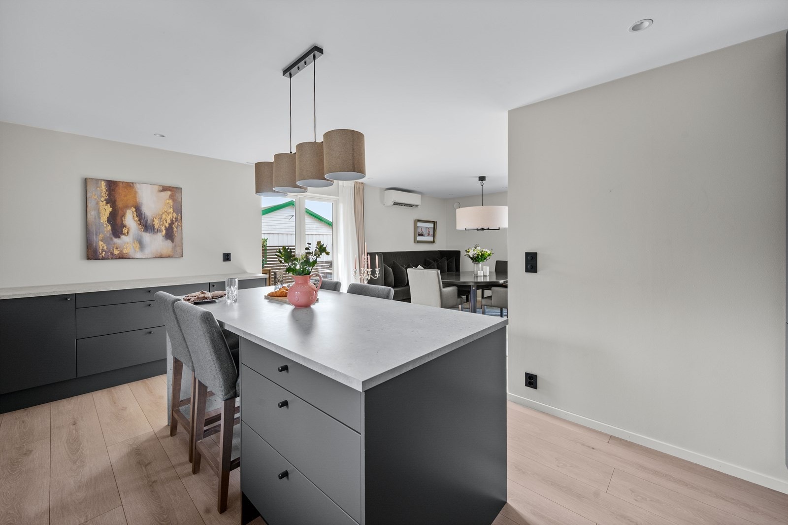 Kjøkkenet har godt med skap og benkeplass samt en praktisk kjøkkenøy. Galleribilde