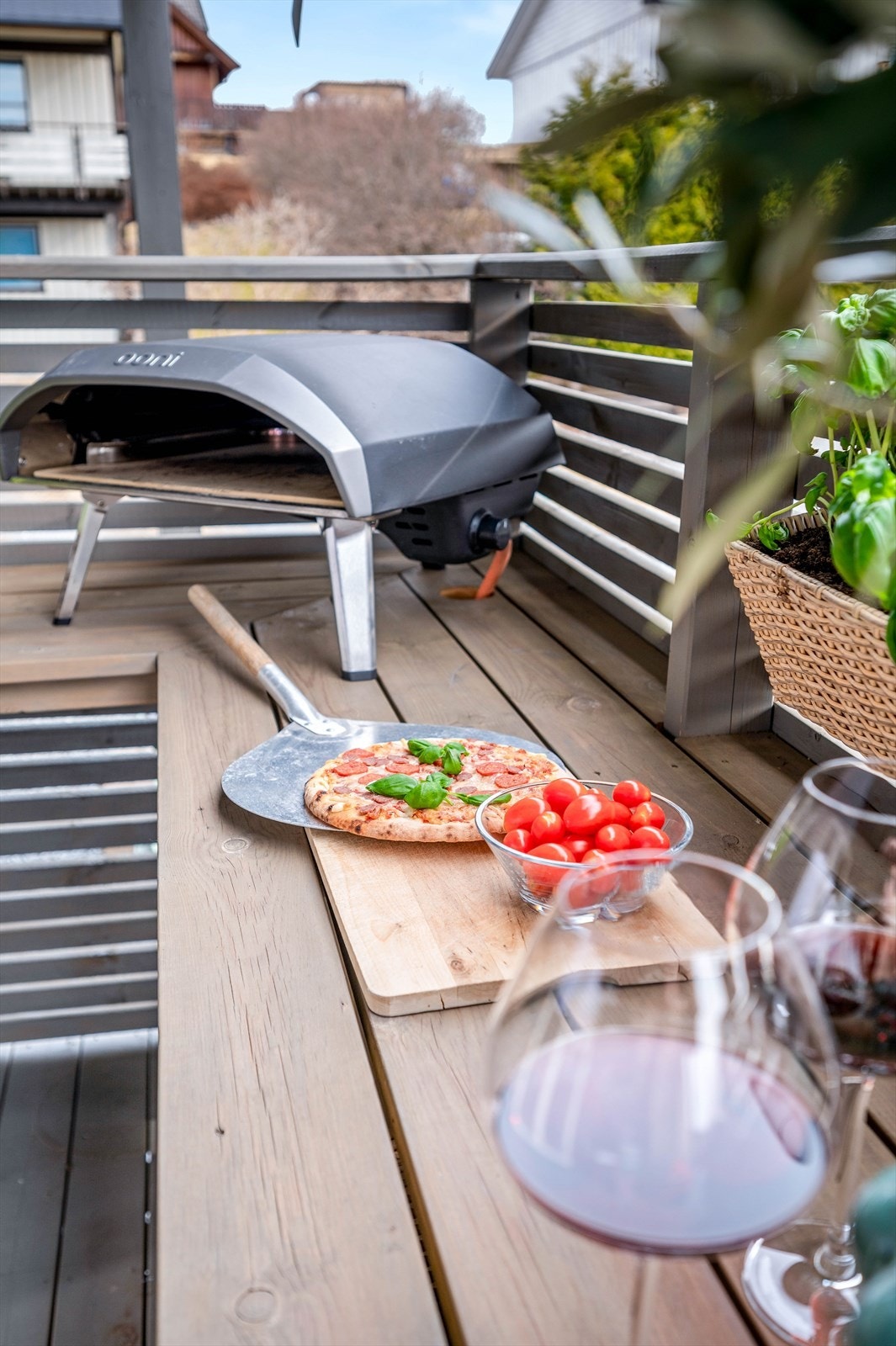 Det er bygget en praktisk benk på terrassen så her er det muligheter for å tilberede god mat utendørs. Galleribilde