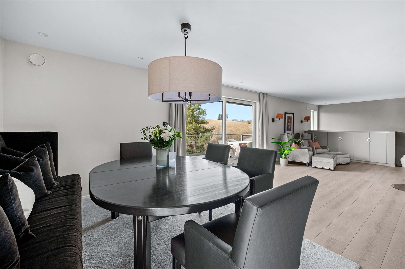 God plass til spisebord der man kan samle familie og venner til hyggelige sammenkomster. Galleribilde