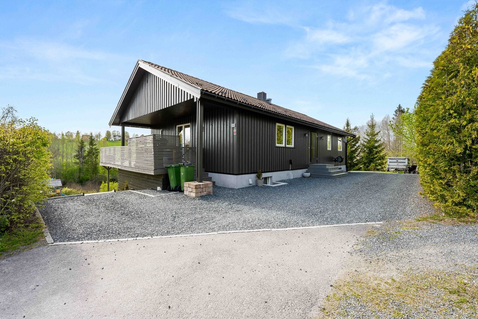 Godt med parkeringsplass på egen tomt. Galleribilde