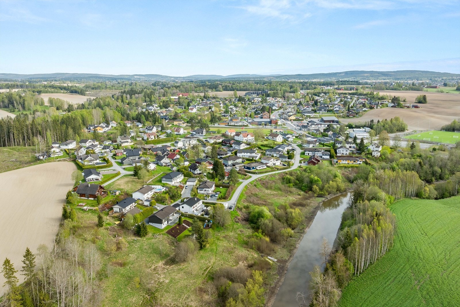 Fra eiendommen er det gangavstand til skole, barnehage, offentlig kommunikasjon og gode servicetilbud. Galleribilde